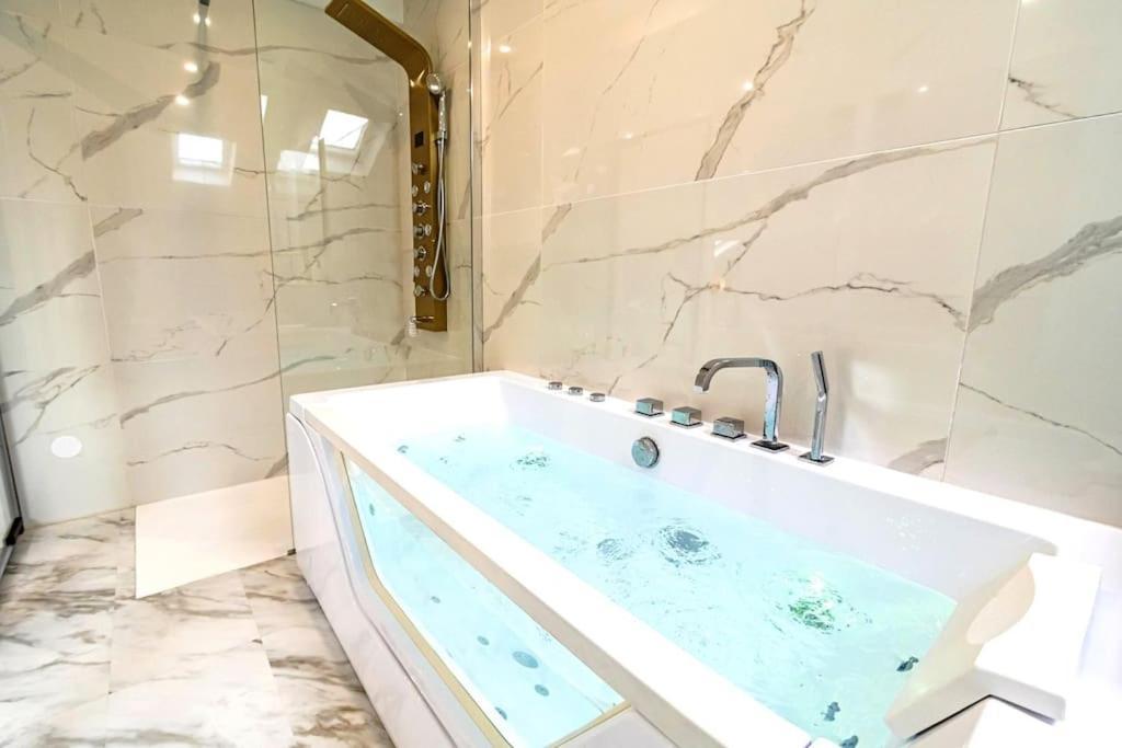 Oasis Chic - Spa Prive & Cinema Remeš Exteriér fotografie